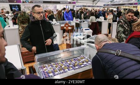 Beim Alba Truffle Festival treffen sich Menschenmassen, die mit Anbietern interagieren, die eine Vielzahl von Trüffeln präsentieren. Stockfoto