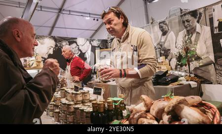 Beim Alba Truffle Festival treffen sich Besucher mit Händlern, probieren lokale Köstlichkeiten und erfahren mehr über Gourmet-Trüffel. Stockfoto