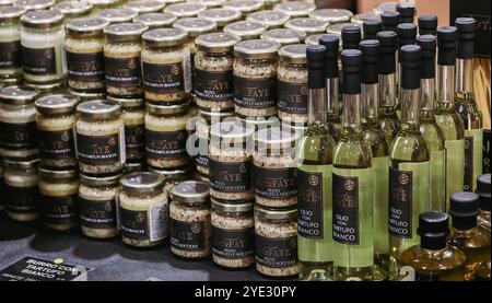 Beim Alba Truffle Festival in Italien werden verschiedene Gourmet-Produkte angeboten, die mit Trüffeln angereicherte Öle und Aufstriche anbieten. Der lebhafte Markt bei Stockfoto