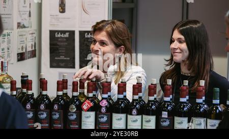 Während des Alba Truffle Festivals in Italien treffen sich Besucher mit lokalen Anbietern, probieren Weine und diskutieren kulinarische Köstlichkeiten. Die lebhafte Atmosphäre Stockfoto