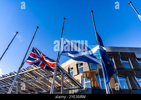 Stadt Edinburgh, Großbritannien. 29. Oktober 2024 im Bild: Am Morgen der Beerdigung des ehemaligen Ministerpräsidenten Alex Salmond führt das schottische Parlament die Unionsflagge Saltyre und die Flagge der Europäischen Union auf Halbmast. Quelle: Rich Dyson/Alamy Live News Stockfoto