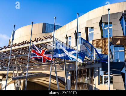 Stadt Edinburgh, Großbritannien. 29. Oktober 2024 im Bild: Am Morgen der Beerdigung des ehemaligen Ministerpräsidenten Alex Salmond führt das schottische Parlament die Unionsflagge Saltyre und die Flagge der Europäischen Union auf Halbmast. Quelle: Rich Dyson/Alamy Live News Stockfoto