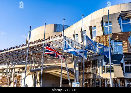 Stadt Edinburgh, Großbritannien. 29. Oktober 2024 im Bild: Am Morgen der Beerdigung des ehemaligen Ministerpräsidenten Alex Salmond führt das schottische Parlament die Unionsflagge Saltyre und die Flagge der Europäischen Union auf Halbmast. Quelle: Rich Dyson/Alamy Live News Stockfoto