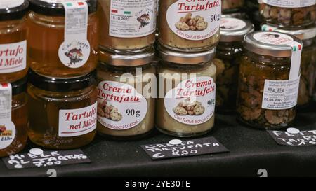 Beim Alba Truffle Festival in Italien genießen Besucher eine Vielzahl von Produkten auf Trüffelbasis. Stockfoto