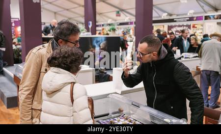 Das Alba Truffle Festival in Italien lädt zu einem Besuch ein, bei dem die Teilnehmer verschiedene Trüffelgerichte und -Produkte probieren Stockfoto