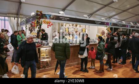 Beim Alba Truffle Festival in Italien treffen sich Menschenmassen, die mit Händlern interagieren und Gourmet-Trüffelprodukte in einer lebhaften Atmosphäre entdecken Stockfoto