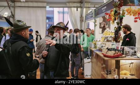 Beim Alba Truffle Festival in Italien treffen Besucher auf lokale Anbieter und erkunden Trüffelspezialitäten und kulinarische Köstlichkeiten Stockfoto