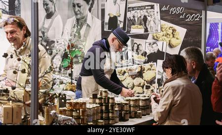 Beim Alba Truffle Festival werden Besucher mit lokalen Handwerkern, die Gourmet-Trüffelprodukte präsentieren, interagieren Stockfoto