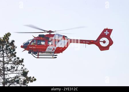 Rega, Schweizerische Rettungsflugwacht, Rettungshubschrauber, Airbus Helicopters H145, HB-ZQJ, Symbolbild für , Notarzt, Luftrettung, , medizinischer Notfall, Einsatz, Rettungsdienst, Hubschrauber, Luftfahrt, Notfallmedizin. *** Rega, Swiss Air-Rescue, Rettungshubschrauber, Airbus Helicopters H145, HB ZQJ, symbolisches Bild für , Notarzt, Luftrettung, medizinischer Notfall, Betrieb, Rettungsdienst, Hubschrauber, Luftfahrt, Notfallmedizin Copyright: xGrantxHubbsx Stockfoto