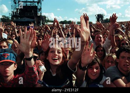 250,000 Zuschauer sehen Liam Gallagher und Noel Gallagher live auf der Bühne mit Oasis im Knebworth, August 1996 Stockfoto