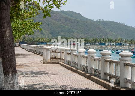 Wunderschöner Strandgang am Meer an einem sonnigen Sommertag. Blick auf den Damm in der Stadt Nha Trang, Provinz Khanh Hoa, Vietnam. Betondämmung in Stockfoto