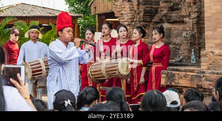 Ein asiatischer Mann spielt Flöte. Vietnamesische Künstler, die traditionelle Musik und Tänze aufführen. Musiker spielen Flöte und Trommeln in traditioneller Kleidung. Stockfoto