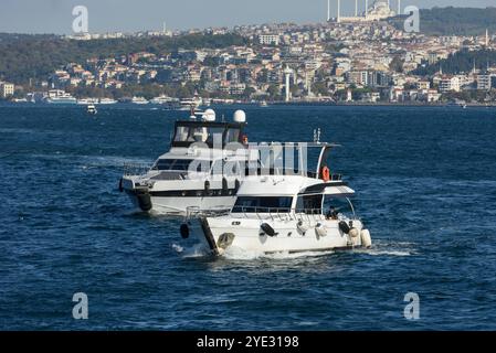 ISTANBUL, TÜRKEI - 20. OKTOBER 2024: Luxusyatch an der Bosporus-Straße Istanbul, Türkei. Stockfoto