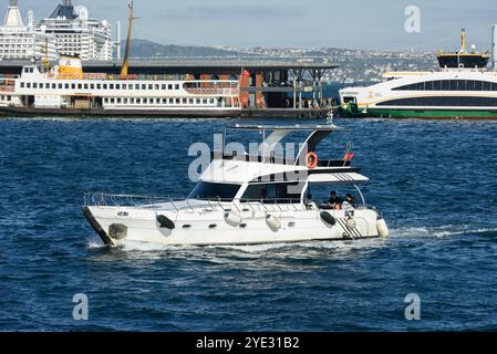 ISTANBUL, TÜRKEI - 20. OKTOBER 2024: Luxusyatch an der Bosporus-Straße Istanbul, Türkei. Stockfoto