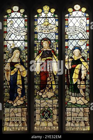 Buntglasfenster von Percy Bacon & Brothers mit Darstellung der Heiligen Jungfrau Maria, St. Jospeh und Christ Consoler, Pentlow Parish Church Stockfoto