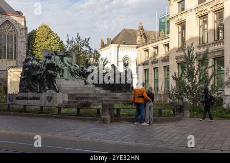 Gent, Belgien. Oktober 2024. Die Abbildung zeigt die Menschen am Monument der Van Eyck Brothers in Gent, das am Dienstag, den 29. Oktober 2024, dargestellt wurde. BELGA FOTO JAMES ARTHUR GEKIERE Credit: Belga News Agency/Alamy Live News Stockfoto