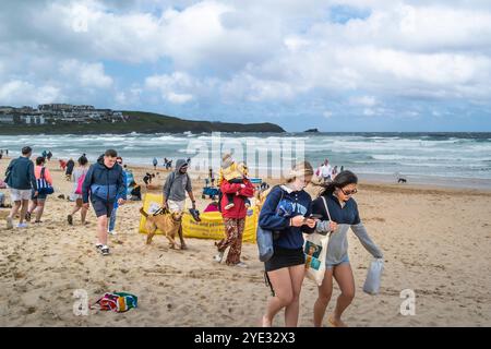 Urlauber wandern am Fistral Beach in Newquay in Cornwall, Großbritannien. Stockfoto