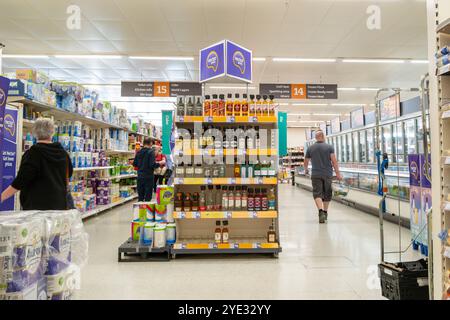 Kunden, die in einem Sainsburys-Geschäft in Großbritannien unterwegs sind. Stockfoto