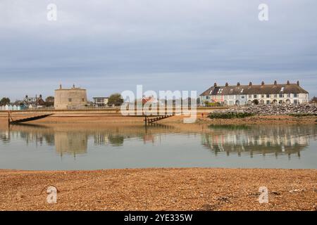 Fluss Deben von Bawdsey aus mit Blick auf eine farbenfrohe Reihe von Cottages und einen martello-Turm an der Fexlistowe Fähre in Suffolk England Stockfoto