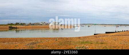 Fluss Deben in der Nähe von Bawdsey mit Blick in Richtung Felixstowe Ferry in Suffolk England Stockfoto