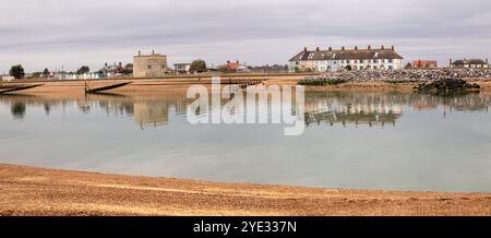 Fluss Deben von Bawdsey aus mit Blick auf eine farbenfrohe Reihe von Cottages und einen martello-Turm an der Fexlistowe Fähre in Suffolk England Stockfoto