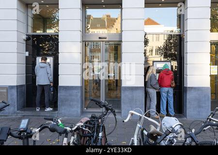 Gent, Belgien. Oktober 2024. Das Bild zeigt Menschen, die am Dienstag, den 29. Oktober 2024, Geld auf dem Groentenmarkt in Gent abheben. BELGA FOTO JAMES ARTHUR GEKIERE Credit: Belga News Agency/Alamy Live News Stockfoto