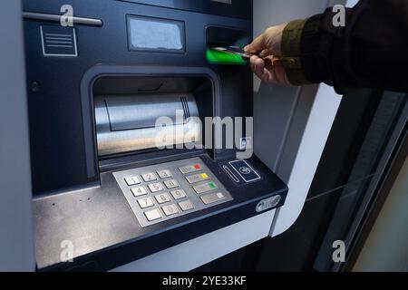 Gent, Belgien. Oktober 2024. Die Abbildung zeigt jemanden, der in Gent Geld abhebt, am Dienstag, den 29. Oktober 2024. BELGA FOTO JAMES ARTHUR GEKIERE Credit: Belga News Agency/Alamy Live News Stockfoto