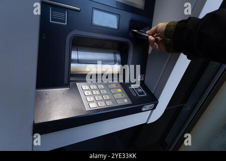 Gent, Belgien. Oktober 2024. Die Abbildung zeigt jemanden, der in Gent Geld abhebt, am Dienstag, den 29. Oktober 2024. BELGA FOTO JAMES ARTHUR GEKIERE Credit: Belga News Agency/Alamy Live News Stockfoto