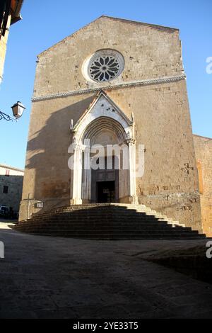 Monticchiello, Italien. Außenansicht der mittelalterlichen Kirche Santi Leonardo und Cristoforo. Stockfoto