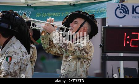 Eine Gruppe von Musikern spielt während einer festlichen Veranstaltung in Alba, Italien, lebhafte Melodien. In traditioneller Kleidung schaffen sie eine einnehmende Atmosphäre Stockfoto