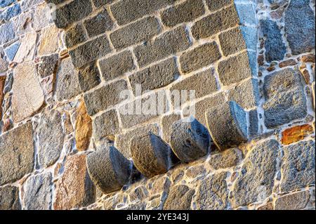 Avila, Spanien - 11. Februar 2023: Architektonische Dekoration auf dem Bogen eines mittelalterlichen Tors, Teil der Festungsmauern der Stadt. Stockfoto