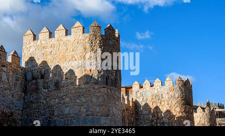 Avila, Spanien - 11. Februar 2023: Befestigter Turm der mittelalterlichen umliegenden Mauer, ein altes Gebäude, das eine wichtige Touristenattraktion ist. Stockfoto
