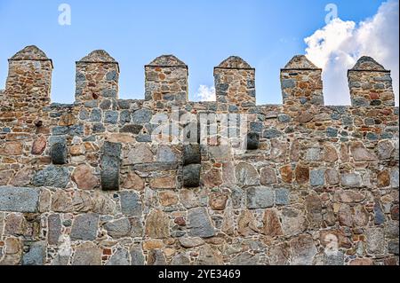 Avila, Spanien - 11. Februar 2023: Merlonen in den Steinmauern, ein architektonisches Merkmal der mittelalterlichen Festungsmauern. Stockfoto