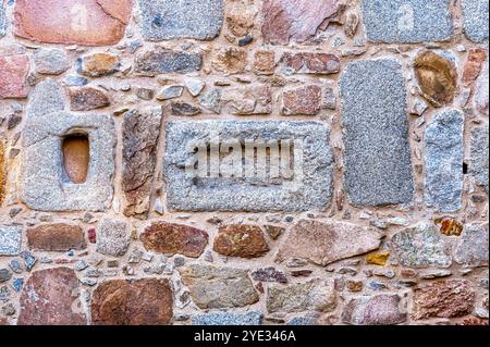 Avila, Spanien - 11. Februar 2023: Rechteckige Schnitzerei in einem Steinblock, der Teil eines mittelalterlichen Gebäudes ist und als architektonisches Merkmal dient. Stockfoto