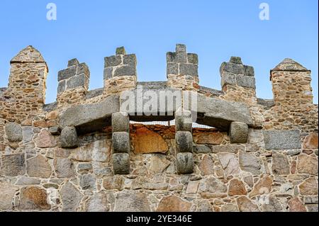 Avila, Spanien - 11. Februar 2023: Halbkreisförmiges Steinbauwerk, das Teil einer mittelalterlichen Befestigungsmauer ist. Stockfoto