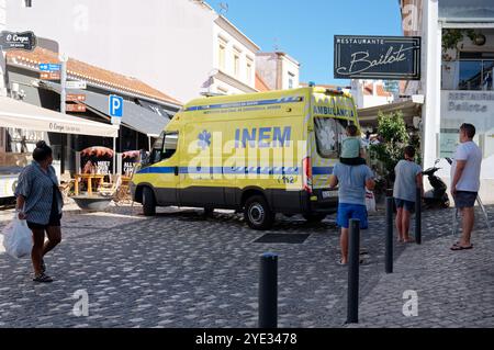 Nationales medizinisches Rettungsfahrzeug in der Altstadt von Albufeira, das Sicherheit und schnelle Reaktion in pulsierenden städtischen Zentren gewährleistet Stockfoto