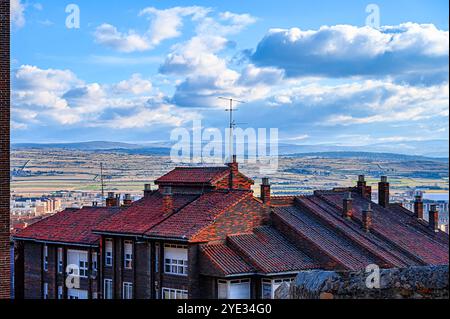Avila, Spanien - 11. Februar 2023: Architektur der Fassade und des Dachs eines Wohngebäudes vor einer wunderschönen Landschaft im Hinterland Stockfoto