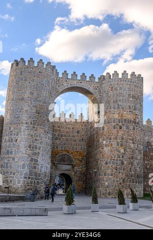 Avila, Spanien - 11. Februar 2023: Menschen an der mittelalterlichen Festungsmauer, eine wichtige Touristenattraktion in der Stadt. Stockfoto