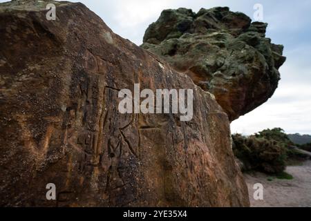 Agglestone Rock in Godlingston Heath, Studland, Dorset - ein markanter Sandsteinstein, der mit Graffitti bedeckt ist Stockfoto