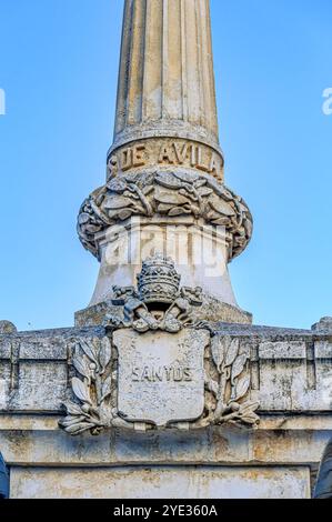 Avila, Spanien - 11. Februar 2023: Architektonische Komponente aus Stein in der mittelalterlichen Statue von Santa Teresa. Stockfoto