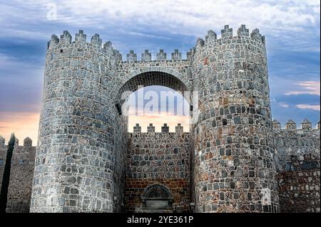 Avila, Spanien - 11. Februar 2023: Zwei mittelalterliche Festungstürme in der umliegenden Stadtmauer. Stockfoto