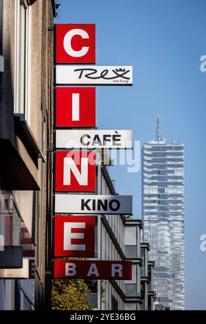 Schild auf der Rückseite des Rex-Kinos am Friesenwall, im Hintergrund der Kölner Turm im Mediapark, Köln, Deutschland. Schild an der Rueckseite de Stockfoto
