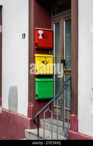 Briefkästen an einem Hauseingang, Wetter an der Ruhr, Ruhrgebiet, Nordrhein-Westfalen, Deutschland. Briefkaesten an einem Hauseingang, Wetter an der Ruhr, Stockfoto