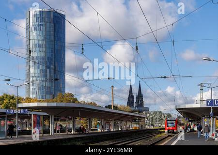 Der Bahnhof Messe-Deutz, CologneDreiecksturm, im Hintergrund der Dom, Regionalbahn, Köln, Deutschland. Der Bahnhof Messe-Deutz, KoelnTrian Stockfoto