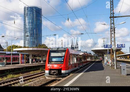 Der Bahnhof Messe-Deutz, CologneDreiecksturm, im Hintergrund der Dom, Regionalbahn, Köln, Deutschland. Der Bahnhof Messe-Deutz, KoelnTrian Stockfoto