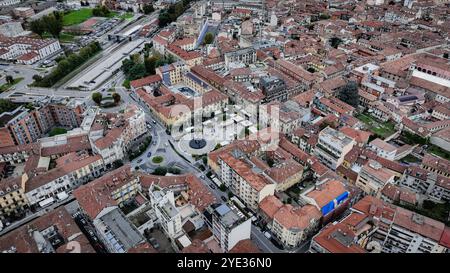 Der Blick aus der Vogelperspektive fängt Alba, Italien, ein und hebt sein historisches Stadtzentrum mit unverwechselbaren Dächern und lebhaften Straßen voller Aktivität hervor Stockfoto