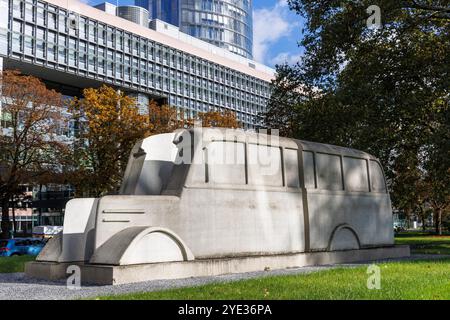 Denkmal der grauen Busse vor dem Landeshaus im Stadtteil Deutz, Köln. Das Denkmal ist „als Erinnerungsfahrzeug“ gemeint Stockfoto