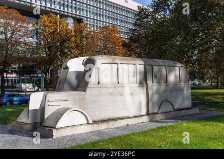 Denkmal der grauen Busse vor dem Landeshaus im Stadtteil Deutz, Köln. Das Denkmal ist „als Erinnerungsfahrzeug“ gemeint Stockfoto