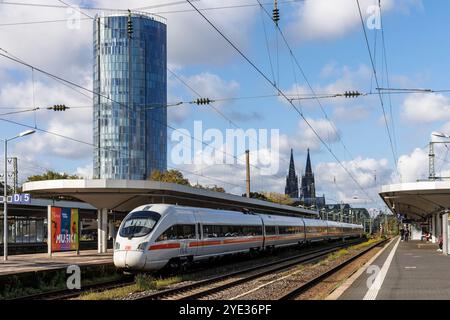 Der Bahnhof Messe-Deutz, CologneDreiecksturm und die Türme des Doms, ICE-Hochgeschwindigkeitszug, Köln, Deutschland. Der Bahnhof Messe-Deutz, Koe Stockfoto