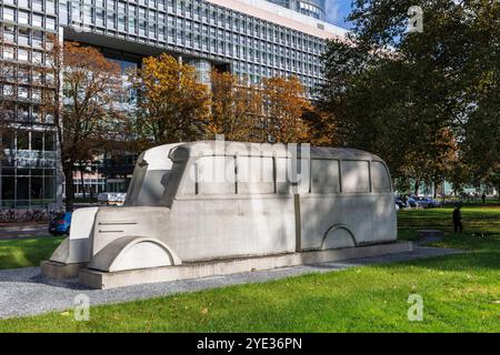 Denkmal der grauen Busse vor dem Landeshaus im Stadtteil Deutz, Köln. Das Denkmal ist „als Erinnerungsfahrzeug“ gemeint Stockfoto